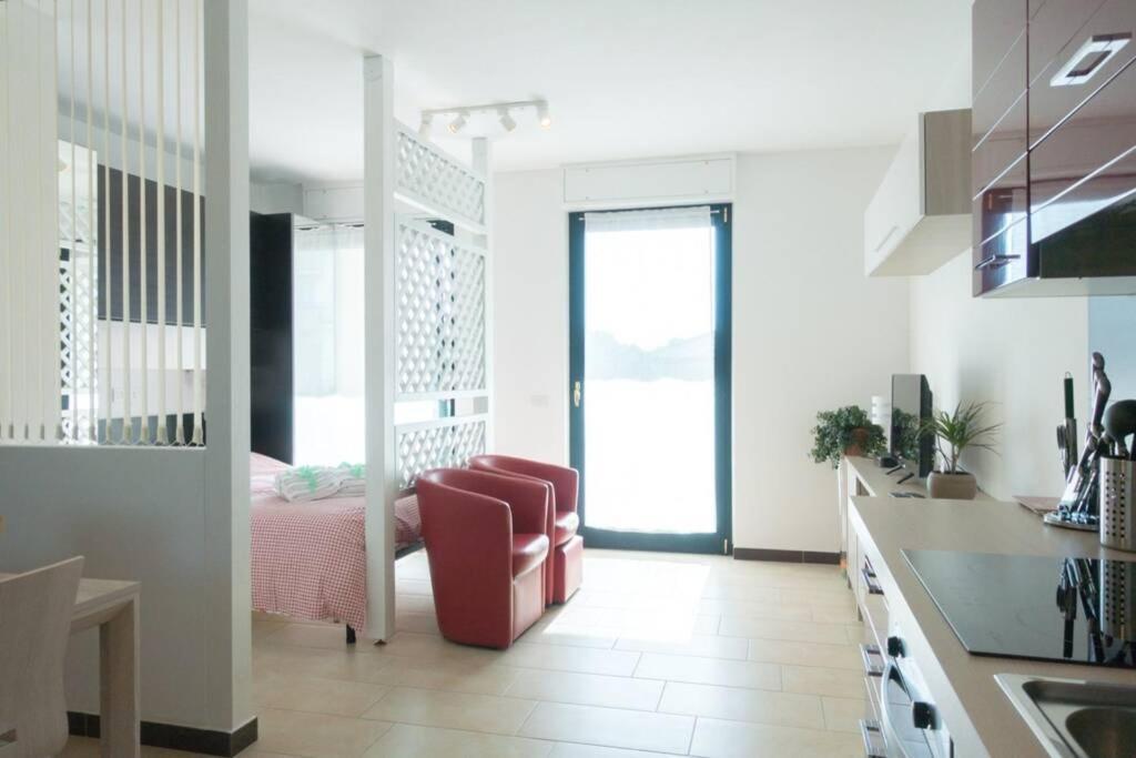 Apartment Victoria, Cozy Studio Flat Near Leonardo Academy Sesto Calende Bagian luar foto