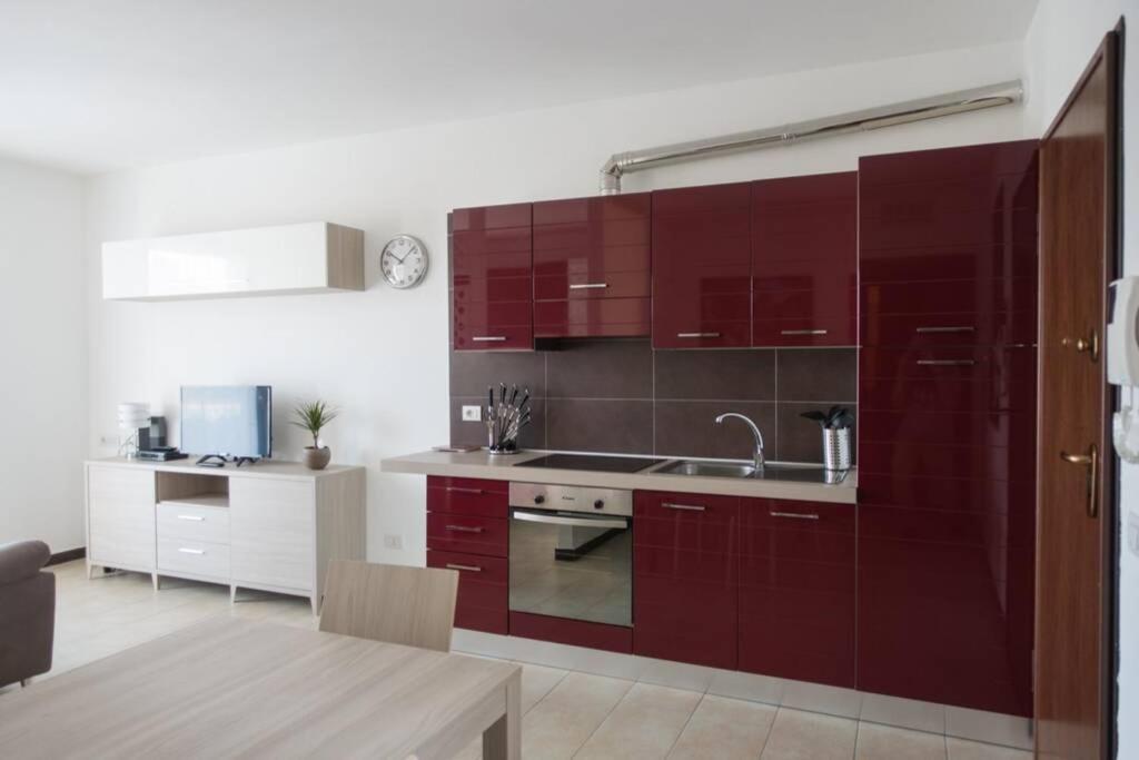 Apartment Victoria, Cozy Studio Flat Near Leonardo Academy Sesto Calende Bagian luar foto