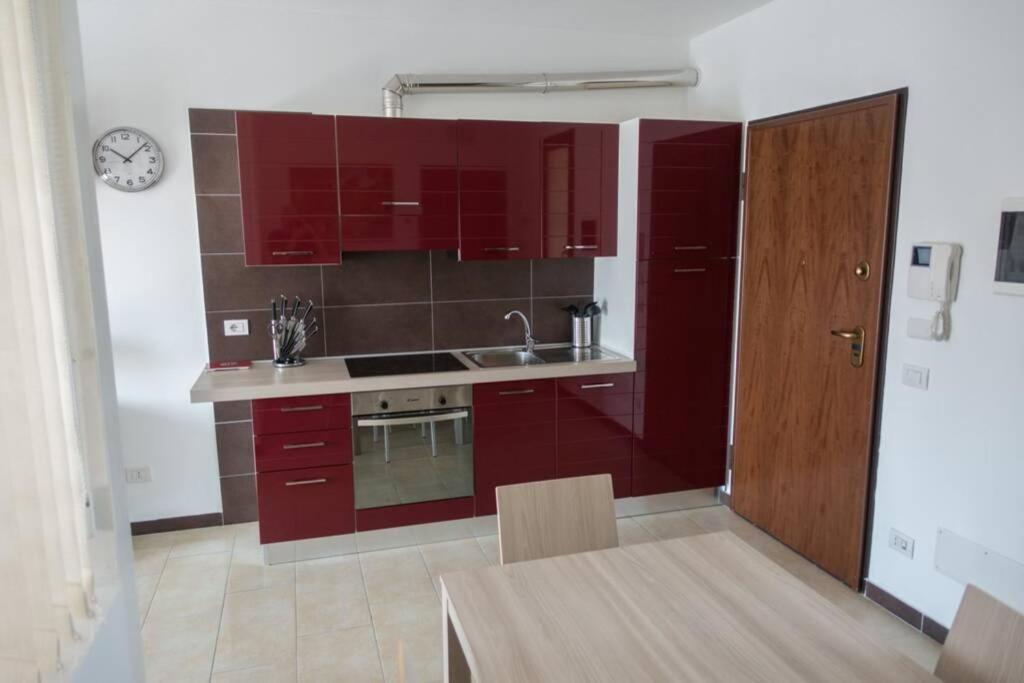 Apartment Victoria, Cozy Studio Flat Near Leonardo Academy Sesto Calende Bagian luar foto