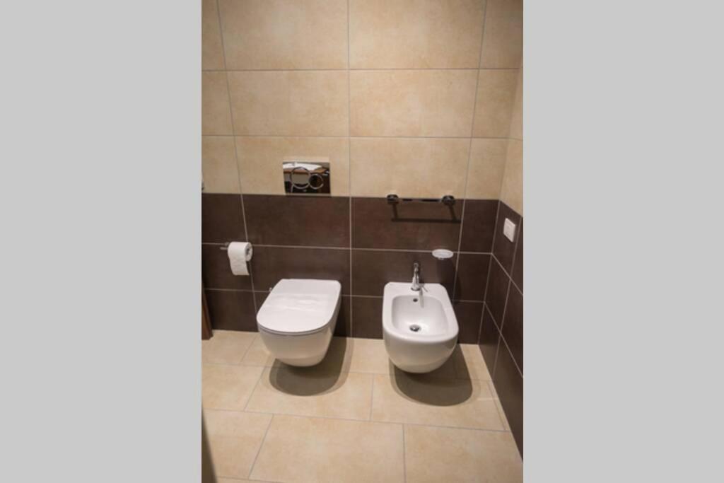 Apartment Victoria, Cozy Studio Flat Near Leonardo Academy Sesto Calende Bagian luar foto