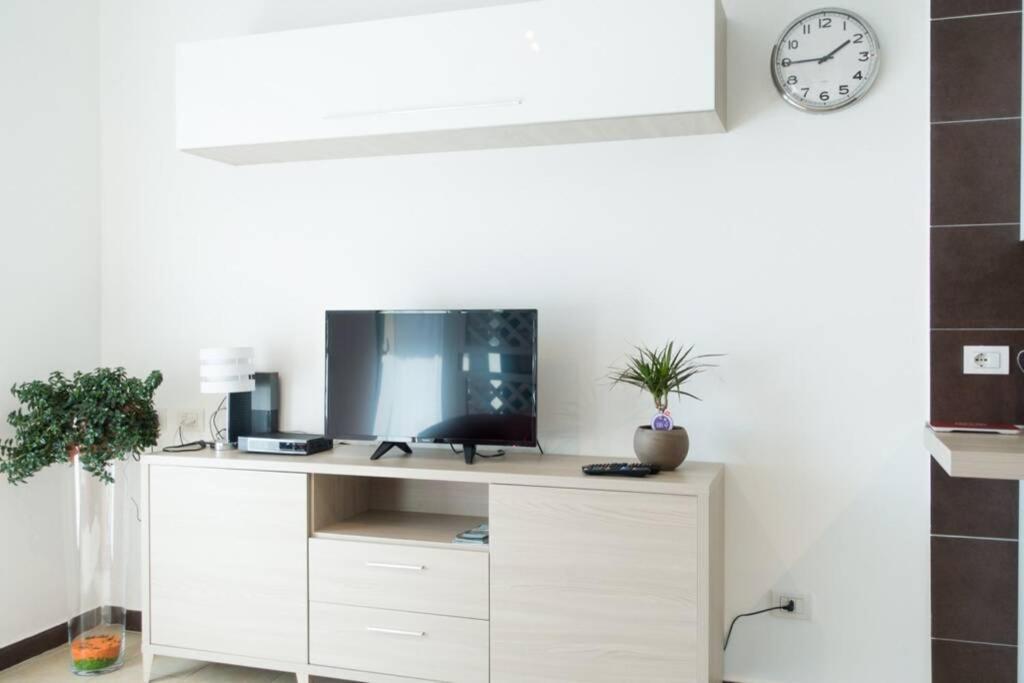 Apartment Victoria, Cozy Studio Flat Near Leonardo Academy Sesto Calende Bagian luar foto